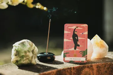 Go beyond individual card meanings to interpret the overall energy and flow of a Tarot spread. Learn how to spot recurring themes, understand the impact of reversals, and discern the general "vibe" of your reading for deeper insights.