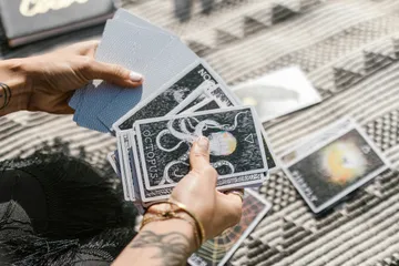 Begin your Tarot journey! Learn how to choose your first Tarot deck that truly resonates with your soul. Discover key factors like imagery, theme, and intuition for beginners.