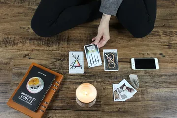 Unravel the mysteries of reversed Major Arcana Tarot cards. Learn different interpretation methods like blocked energy, excess, deficiency, and internal transformation, and how they relate to the upright meanings.